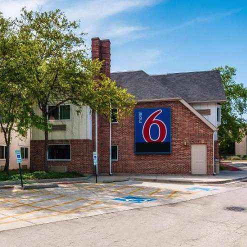 Motel 6 ORD Airport Parking