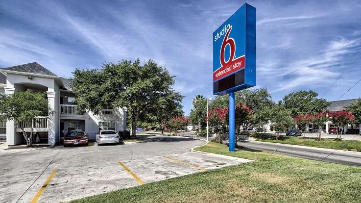 Studio 6 SAT Airport Parking