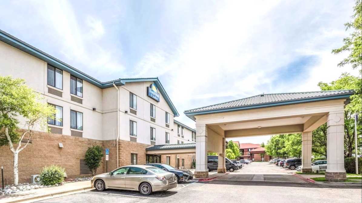 Days Inn & Suites by Wyndham DEN Airport Parking