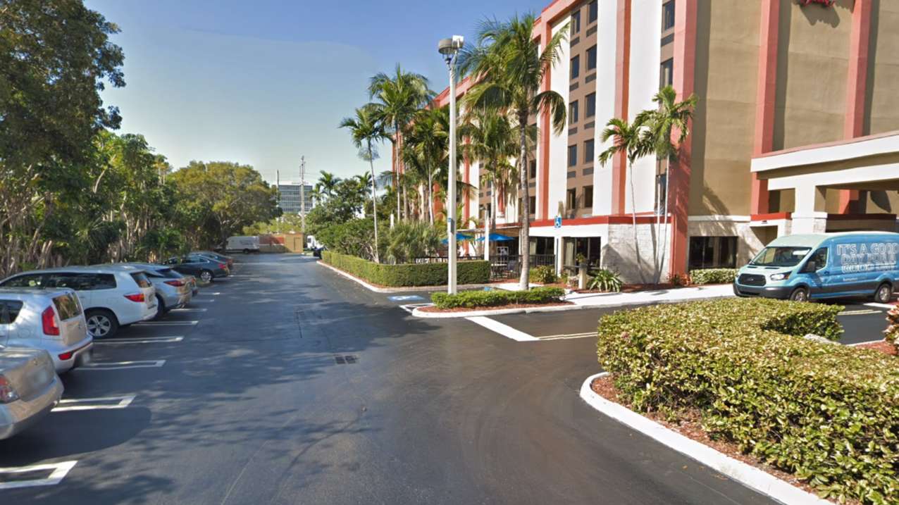 Hampton Inn MIA Airport West Parking