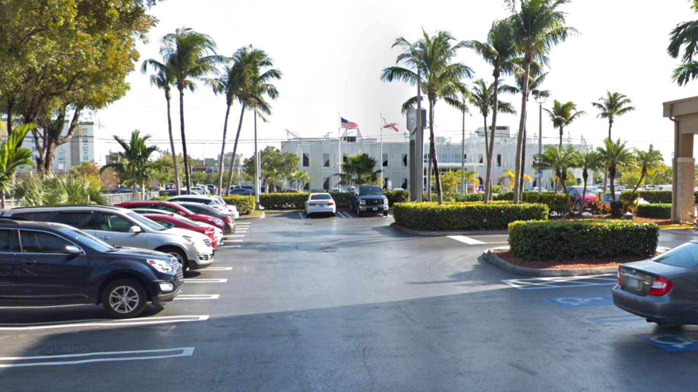 Hampton Inn MIA Airport West Parking