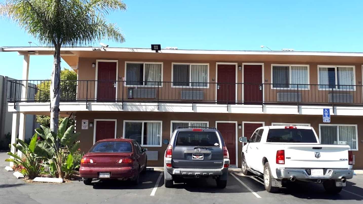Bay Breeze Inn OAK Airport Parking