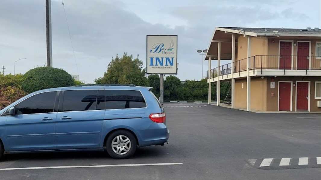 Bay Breeze Inn OAK Airport Parking