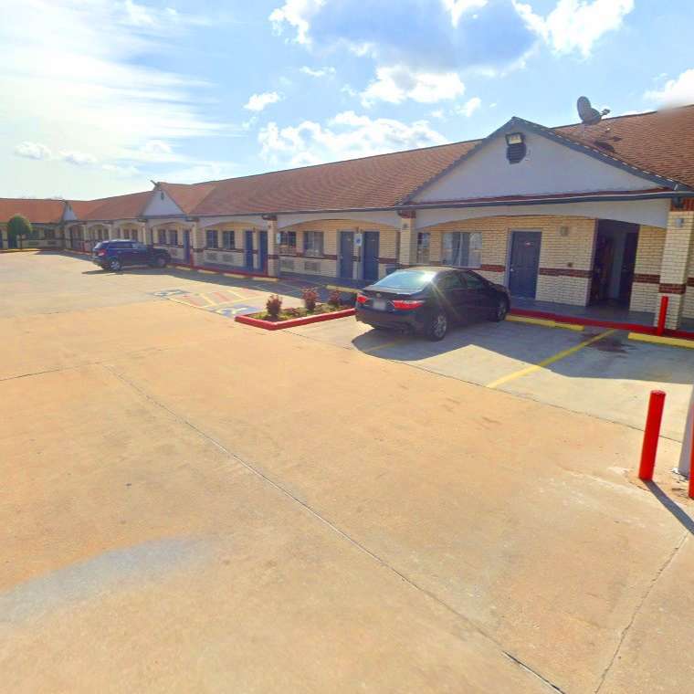 Luxury Inn & Suites HOU Airport Parking