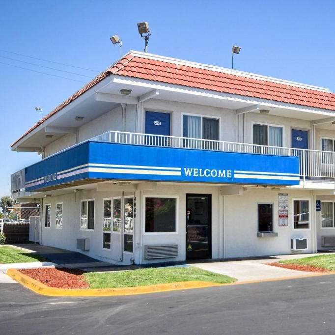  Motel 6 South FAT Airport Parking