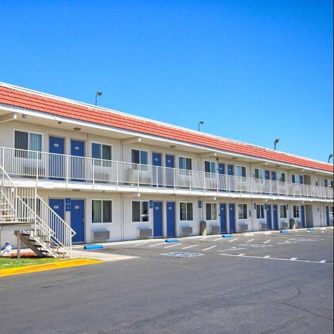  Motel 6 South FAT Airport Parking