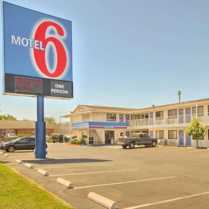  Motel 6 North FAT Airport Parking