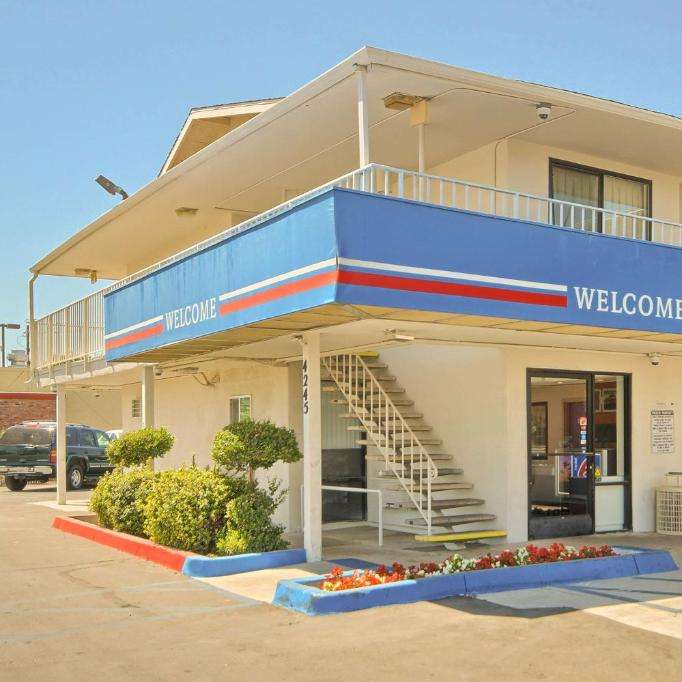  Motel 6 North FAT Airport Parking