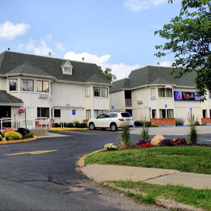 Motel 6 BDL Airport Parking