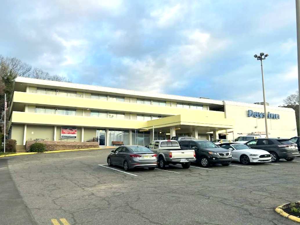 Days Inn by Wyndham Alexandria DCA Airport Parking