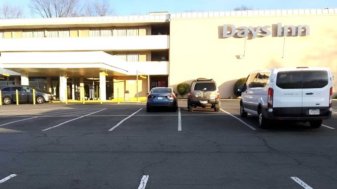 Days Inn by Wyndham Alexandria DCA Airport Parking