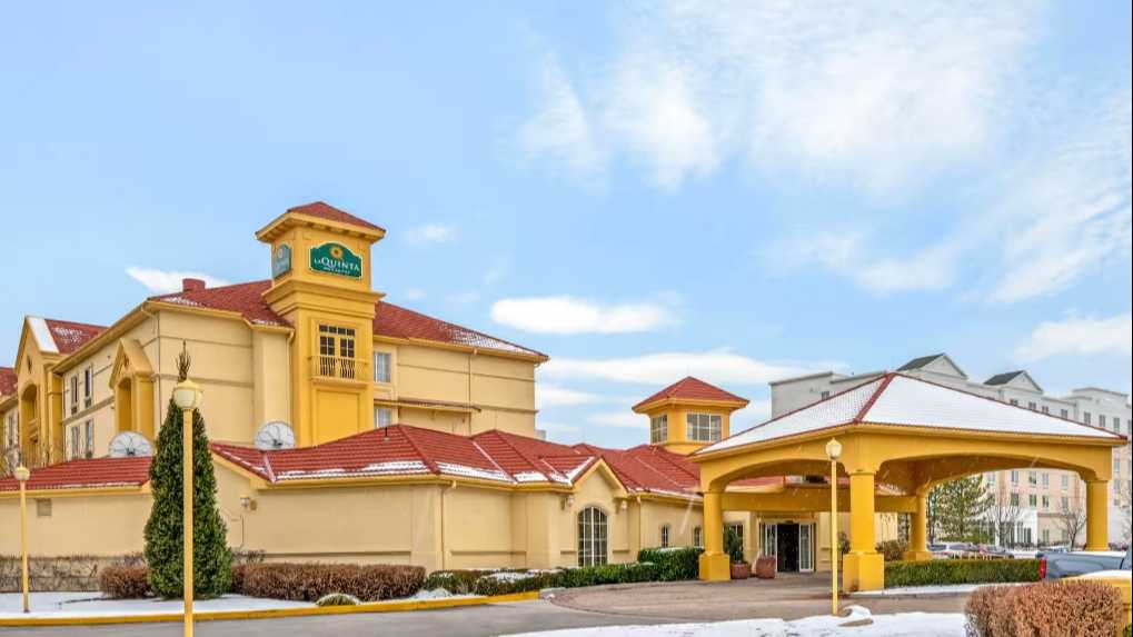 La Quinta Inn Suites SLC Airport Parking