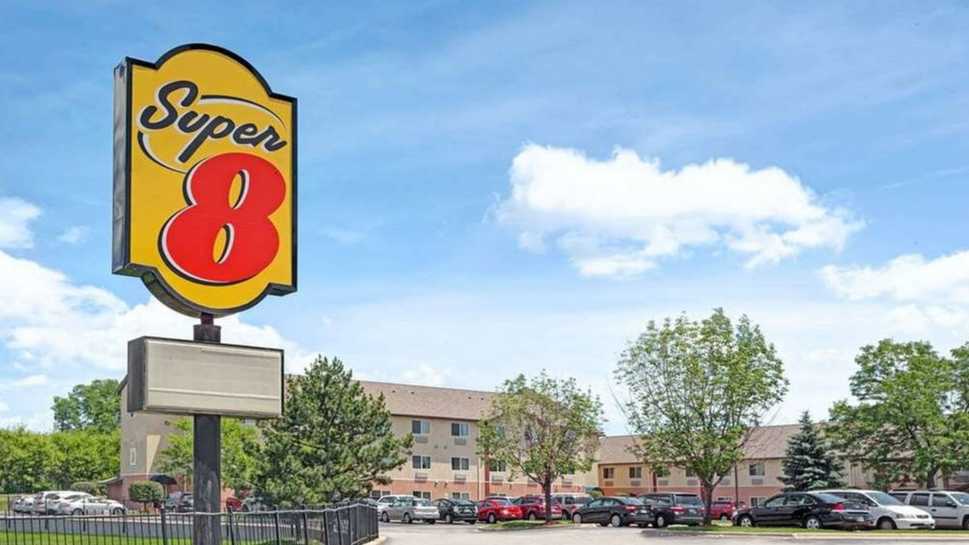 Super 8 by Wyndham ORD Airport Parking