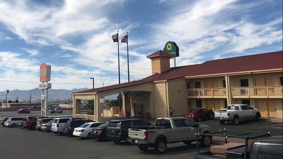 La Quinta Inn by Wyndham ELP Airport Parking