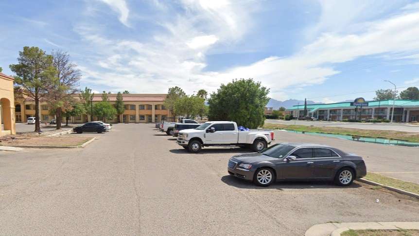La Quinta Inn by Wyndham LRU Airport Parking