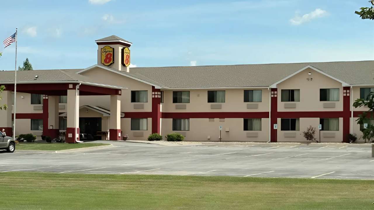Super 8 by Wyndham OMA Airport Parking