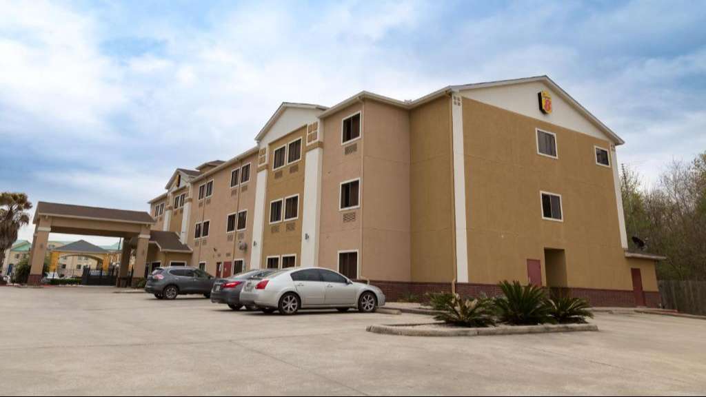 Red Lion Inn & Suites IAH Airport Parking