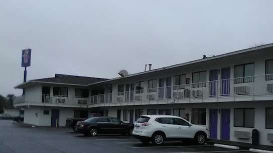 Motel 6 Pensacola PNS Airport Parking