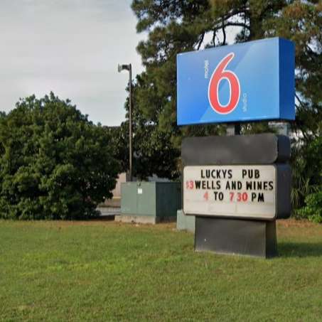 Motel 6 SAV Airport Parking