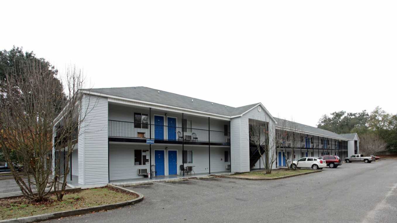 HomeStay 6305 Lodge PNS Airport Parking