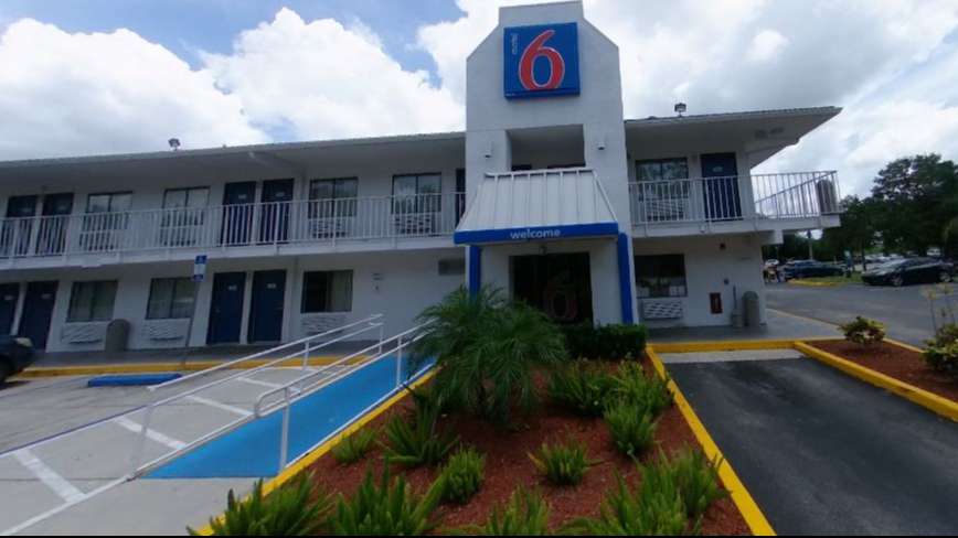 Motel 6 Ft. Pierce FPR Airport Parking