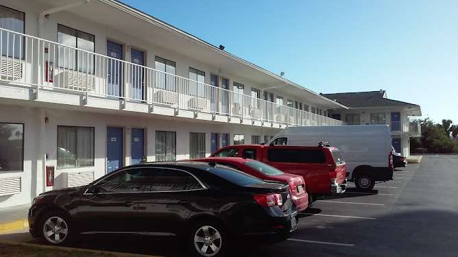 Motel 6 Ft. Pierce FPR Airport Parking
