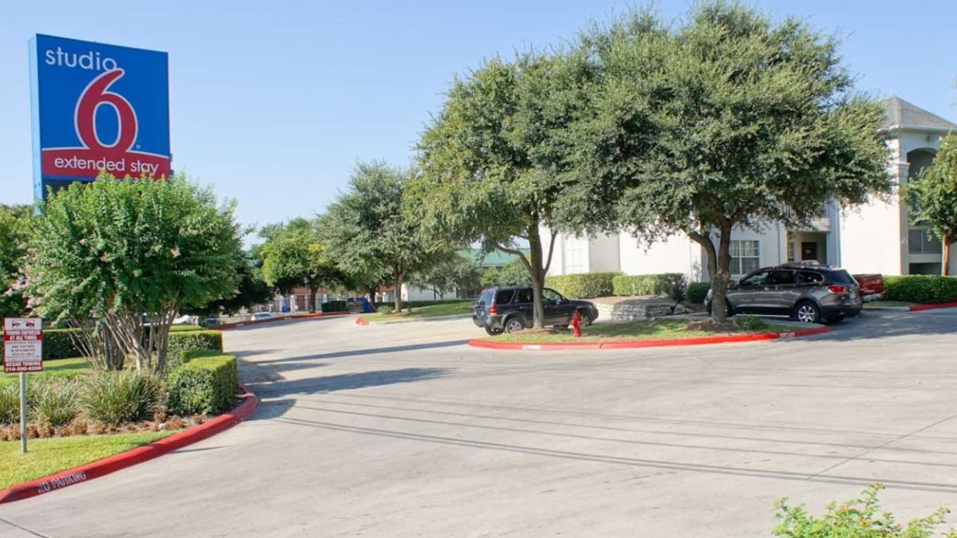 Studio 6 Six Flags SAT Airport Parking