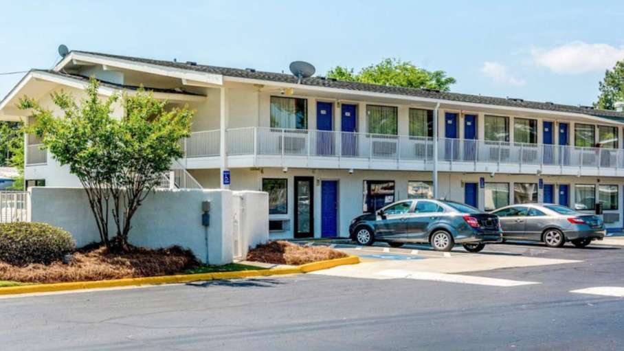 Motel 6 Columbus CSG Airport Parking
