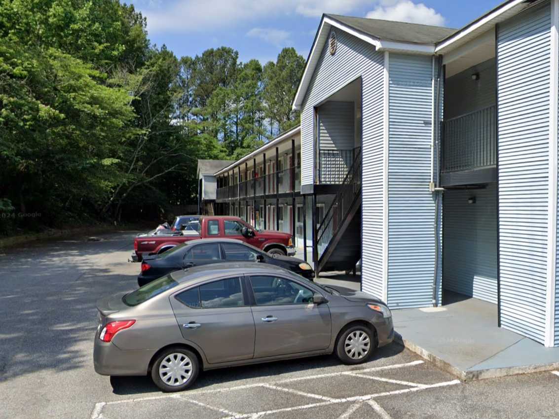 Efficiency Lodge RYY Airport Parking