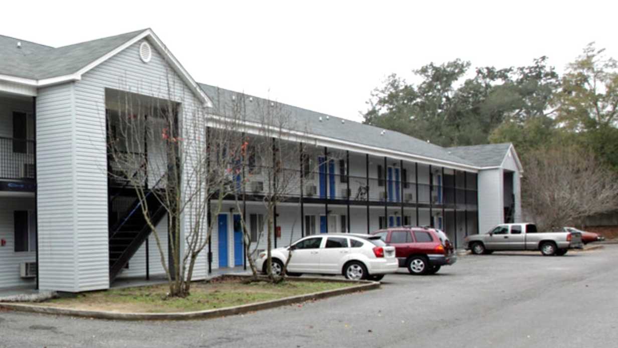 HomeStay 6305 Lodge PNS Airport Parking
