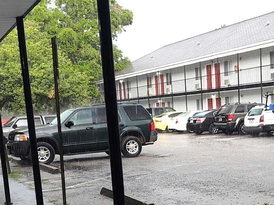 HomeStay 6305 Lodge PNS Airport Parking
