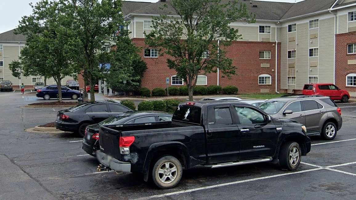 Studio 6 Hampton PHF Airport Parking