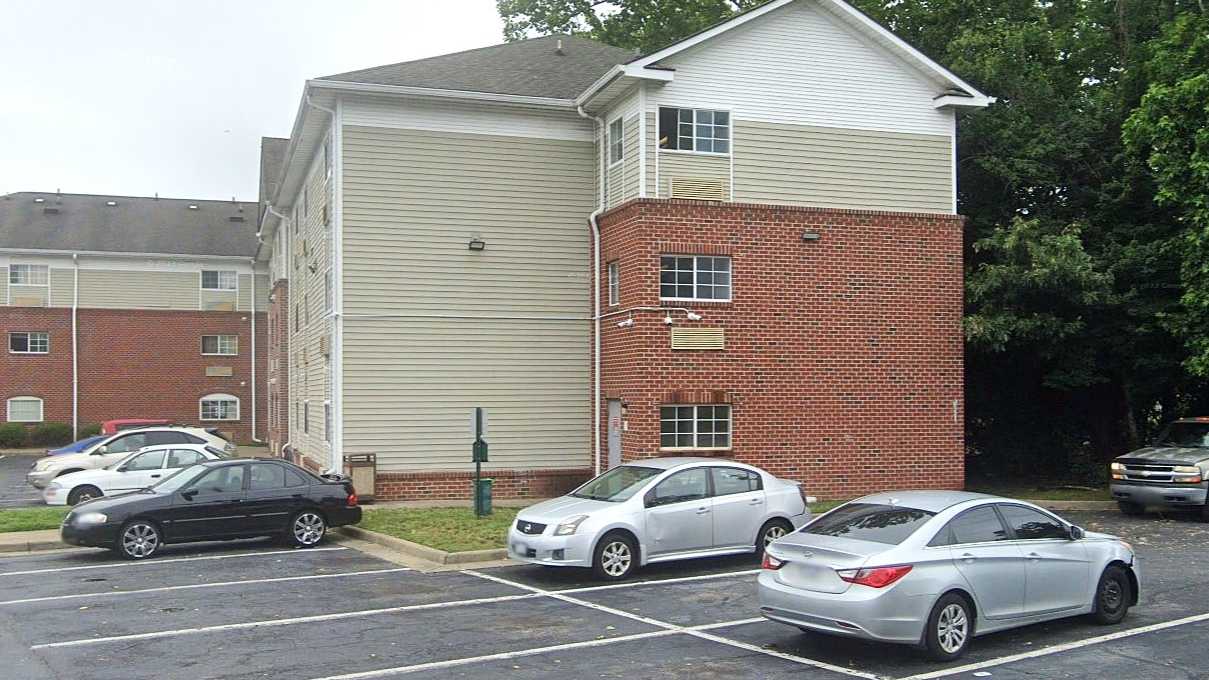 Studio 6 Hampton PHF Airport Parking