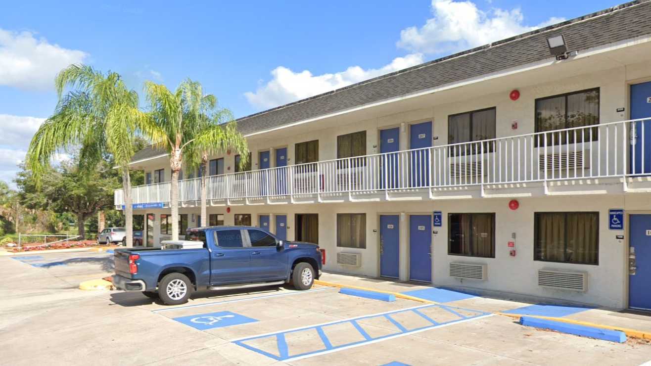  Motel 6 Bradenton SRQ Airport Parking
