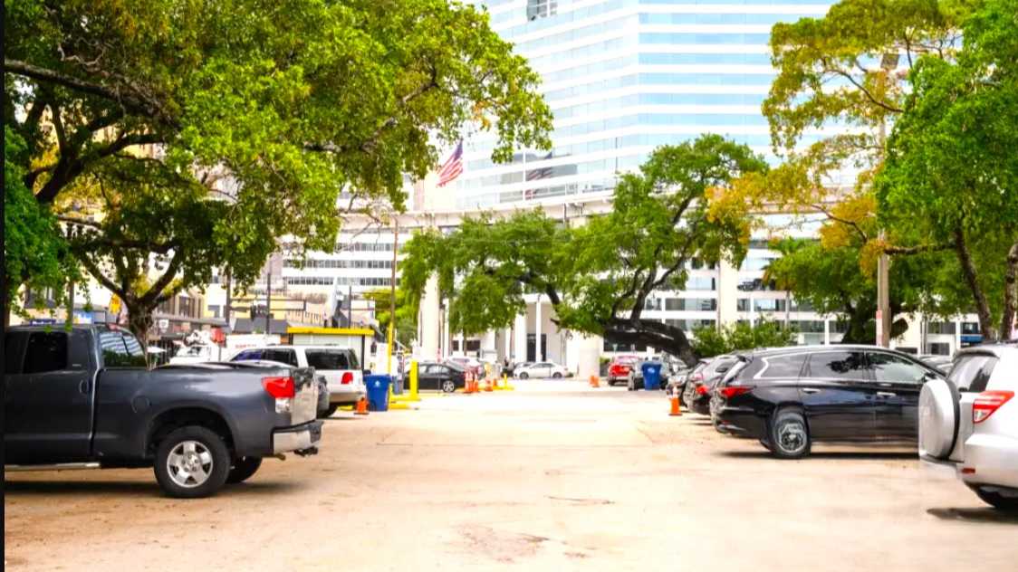 MNM 60 SE MIA Airport Parking
