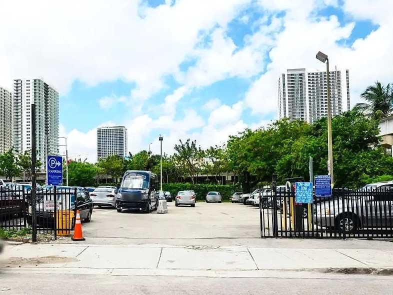 MNM 127 NE MIA Airport Parking