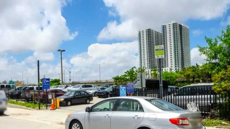 MNM 127 NE MIA Airport Parking