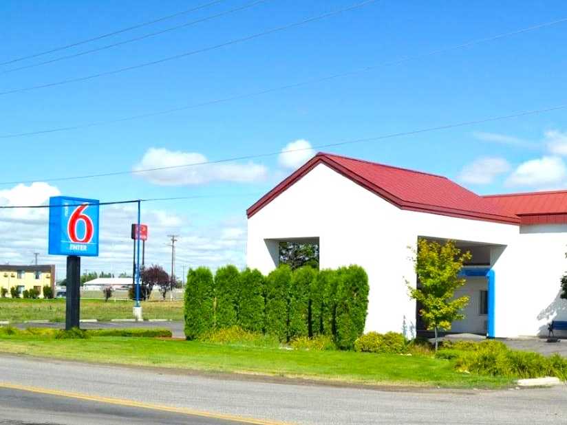 Motel 6 North BIL Airport Parking