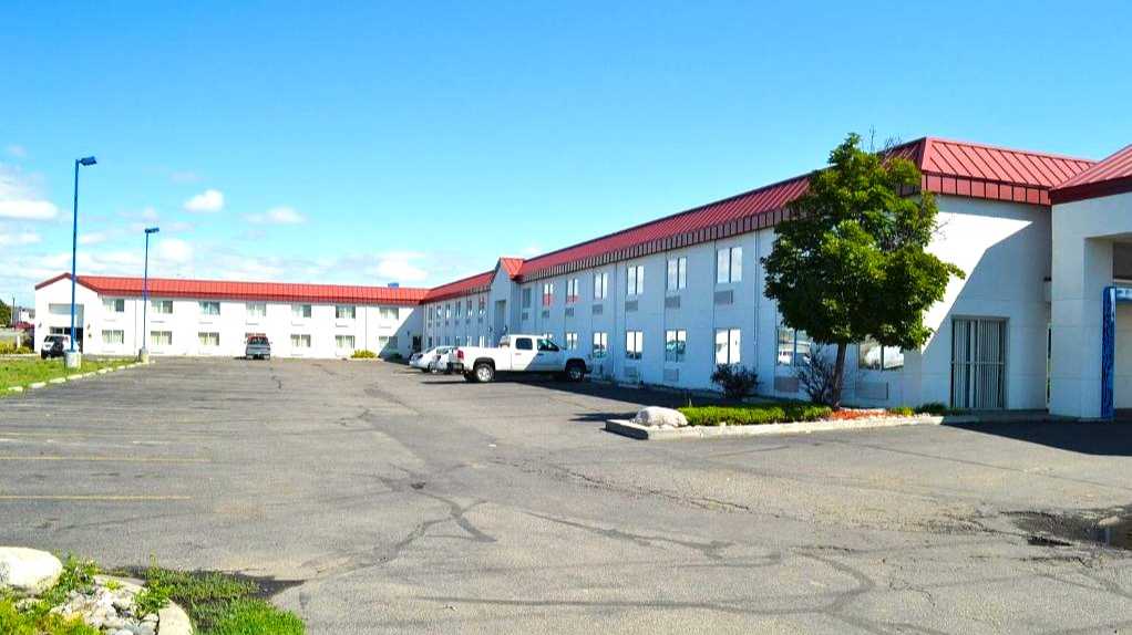 Motel 6 North BIL Airport Parking