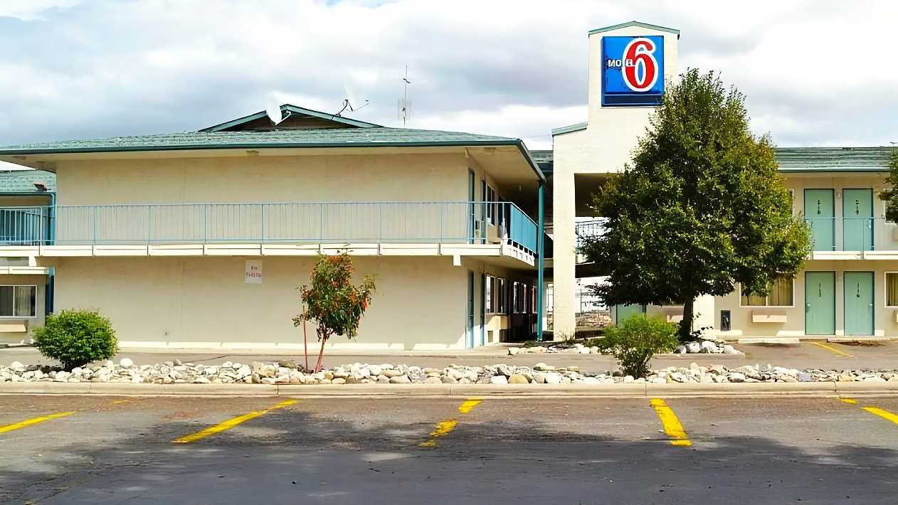 Motel 6 South BIL Airport Parking
