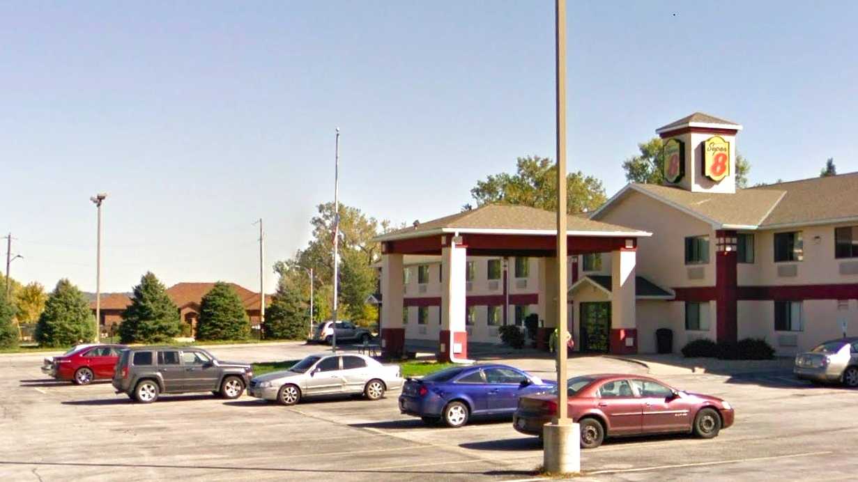 Super 8 by Wyndham OMA Airport Parking