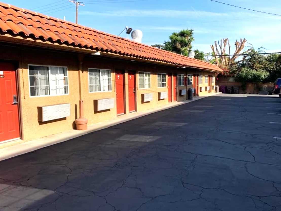 UpTown Inn LGB Airport Parking