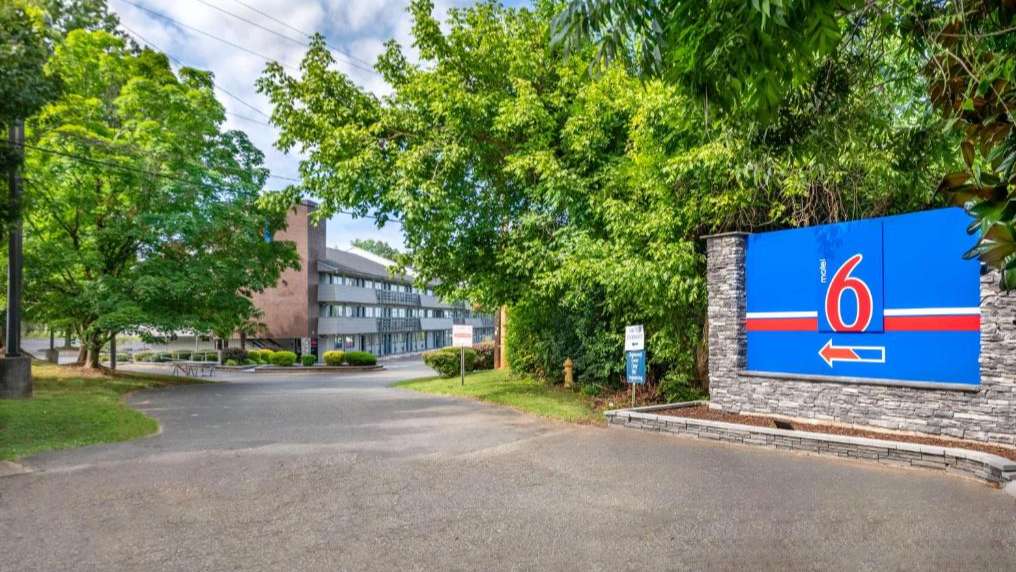 Motel 6 CLT Airport Parking