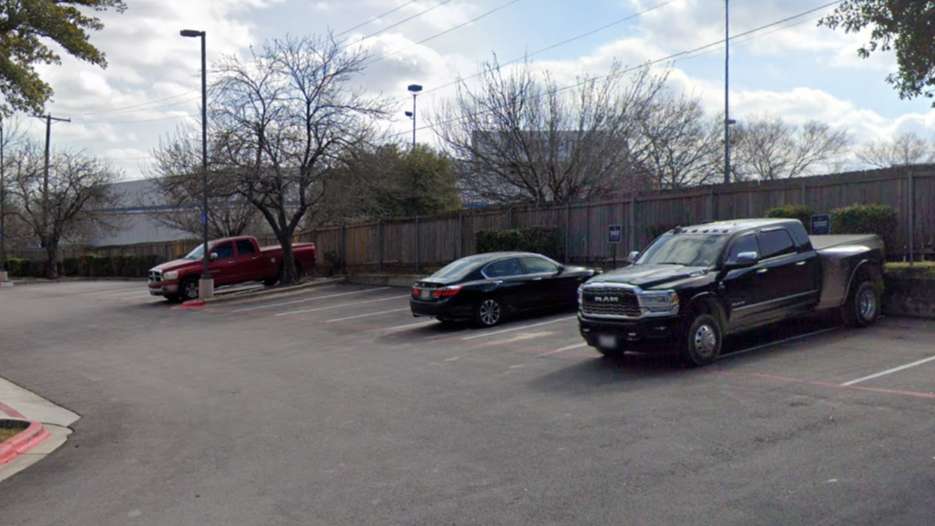 Hampton Inn AUS Airport Parking 