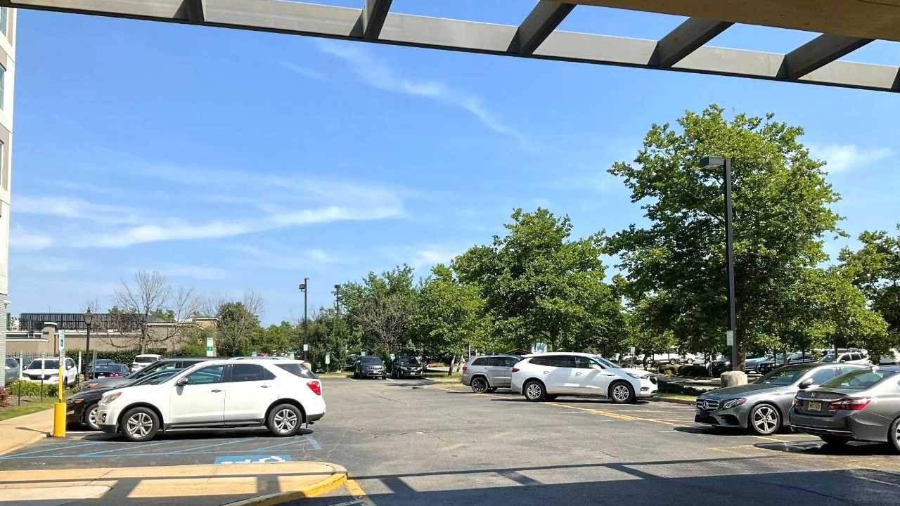 Hampton Inn & Suites EWR Airport Parking