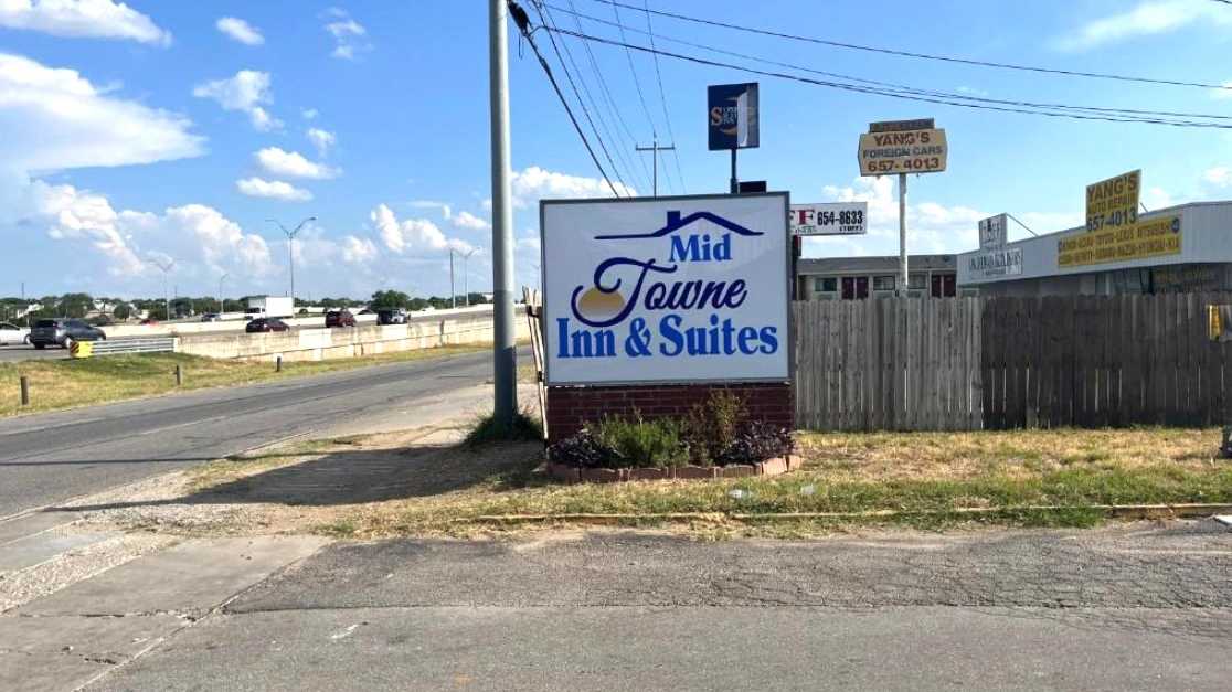 Mid Towne Inn and Suites SAT Airport Parking