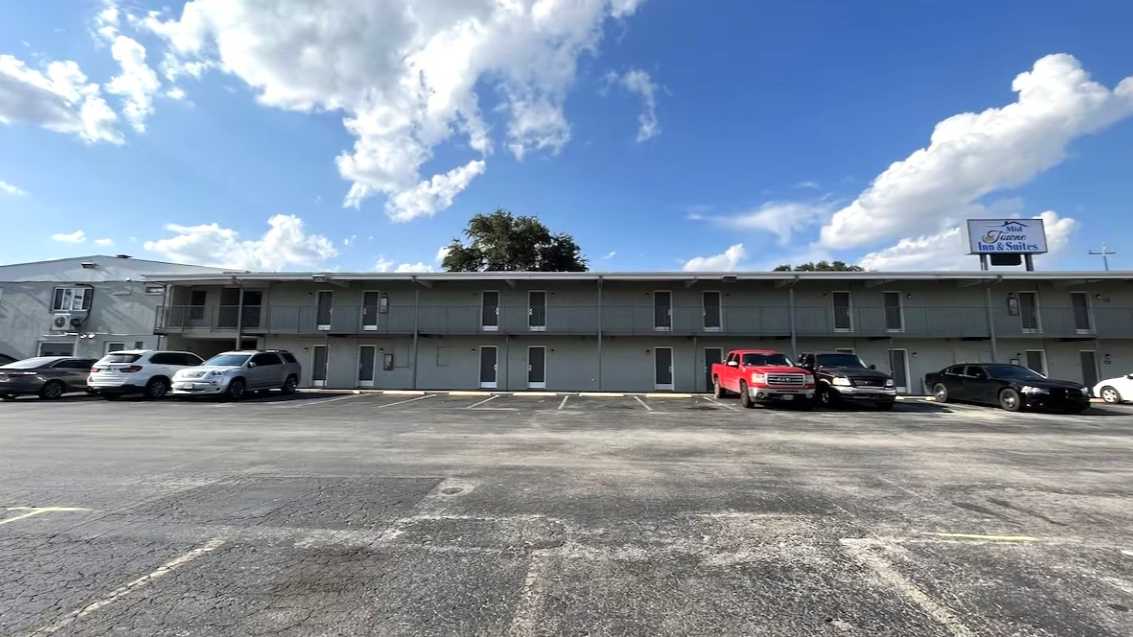 Mid Towne Inn and Suites SAT Airport Parking