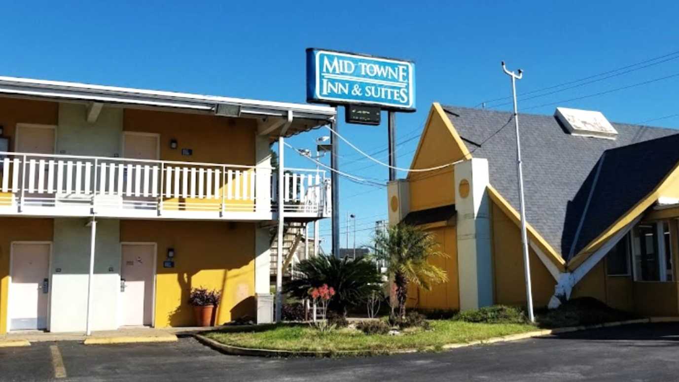 Mid Towne Inn and Suites SAT Airport Parking