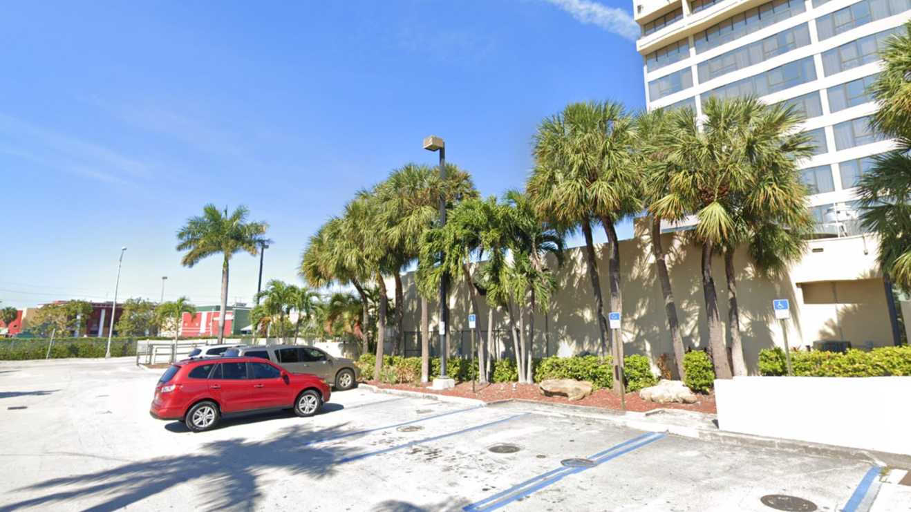 Holiday Inn Miami West MIA Airport Parking