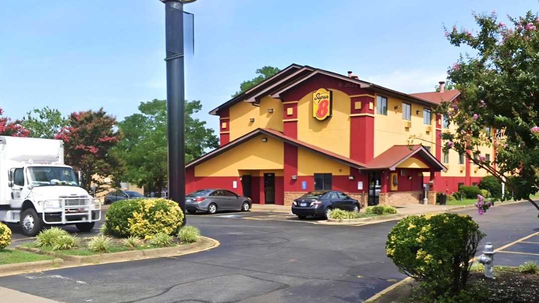 Super 8 by Wyndham RIC Airport Parking